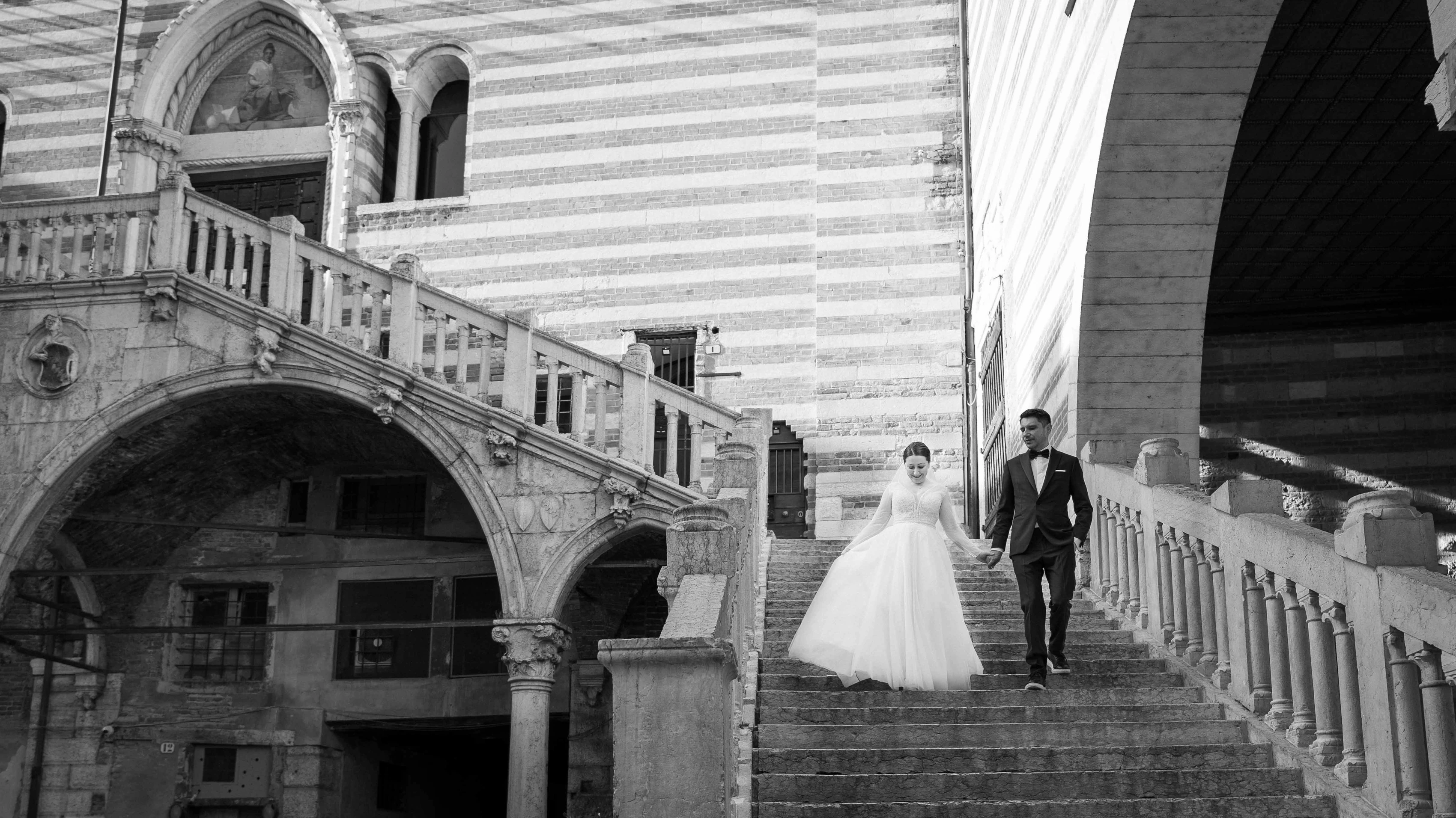 La sposa alla finestra durante i preparativi