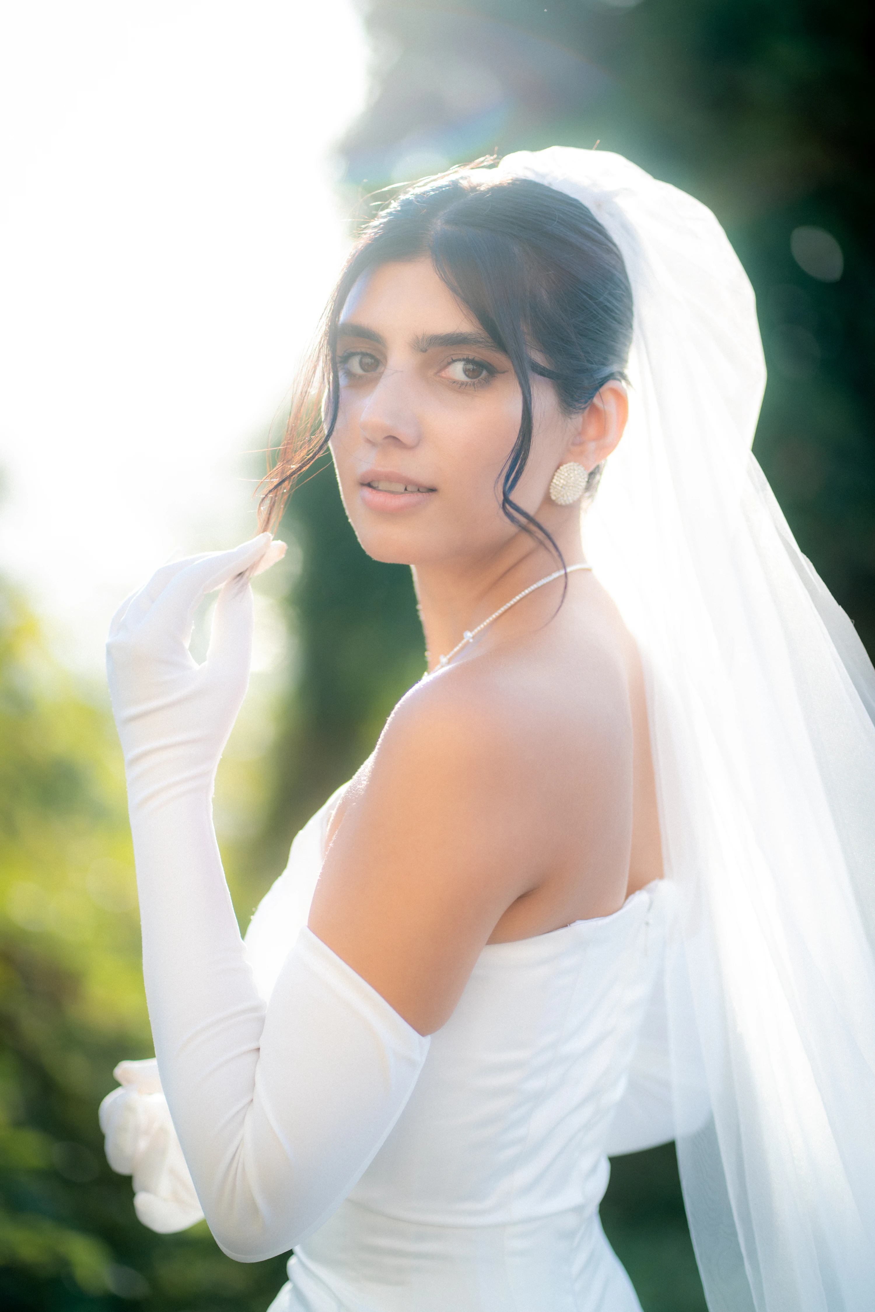 La sposa nel giardino, il velo mosso dal vento