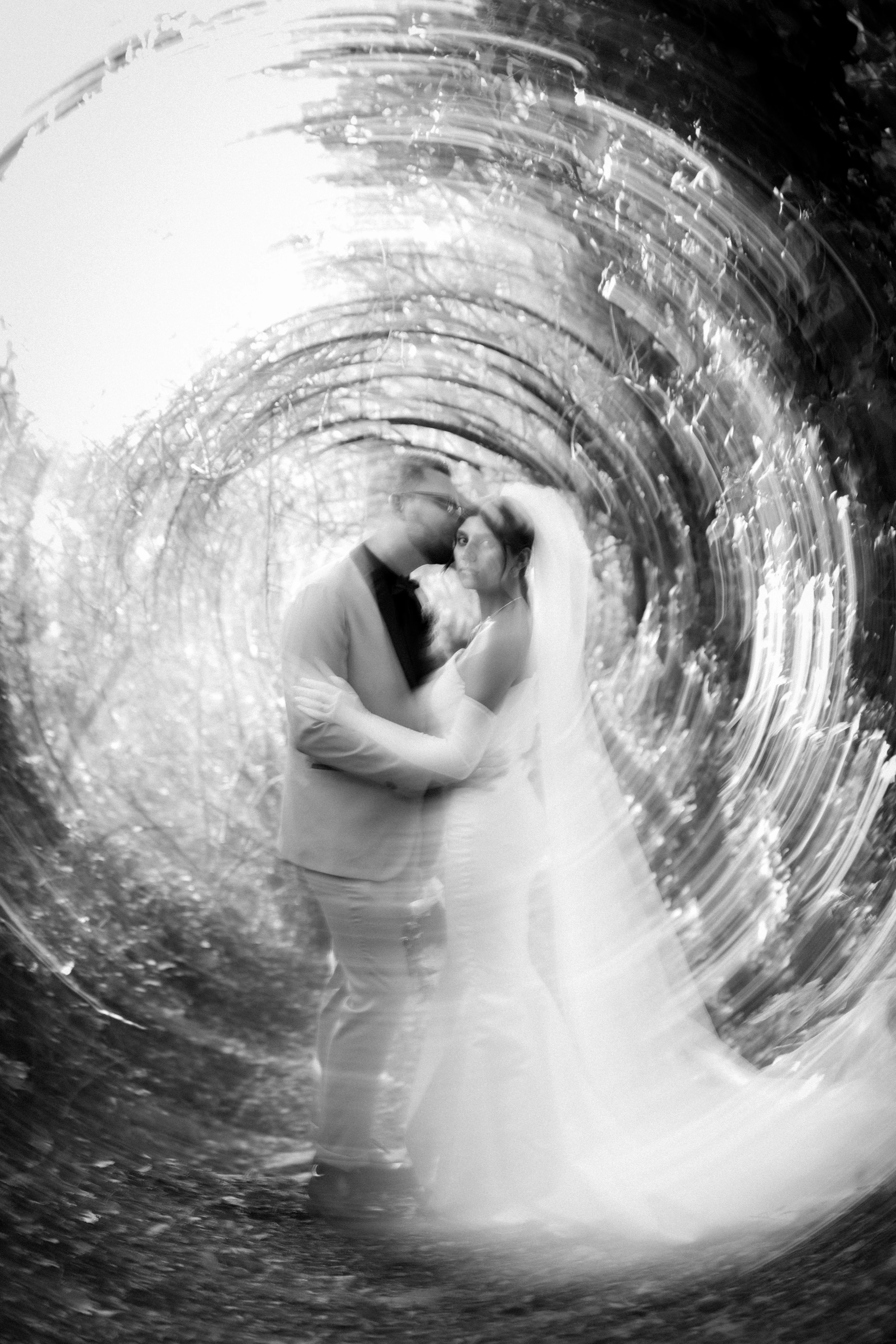 L'abito della sposa che ruota, ripreso dall'alto in bianco e nero