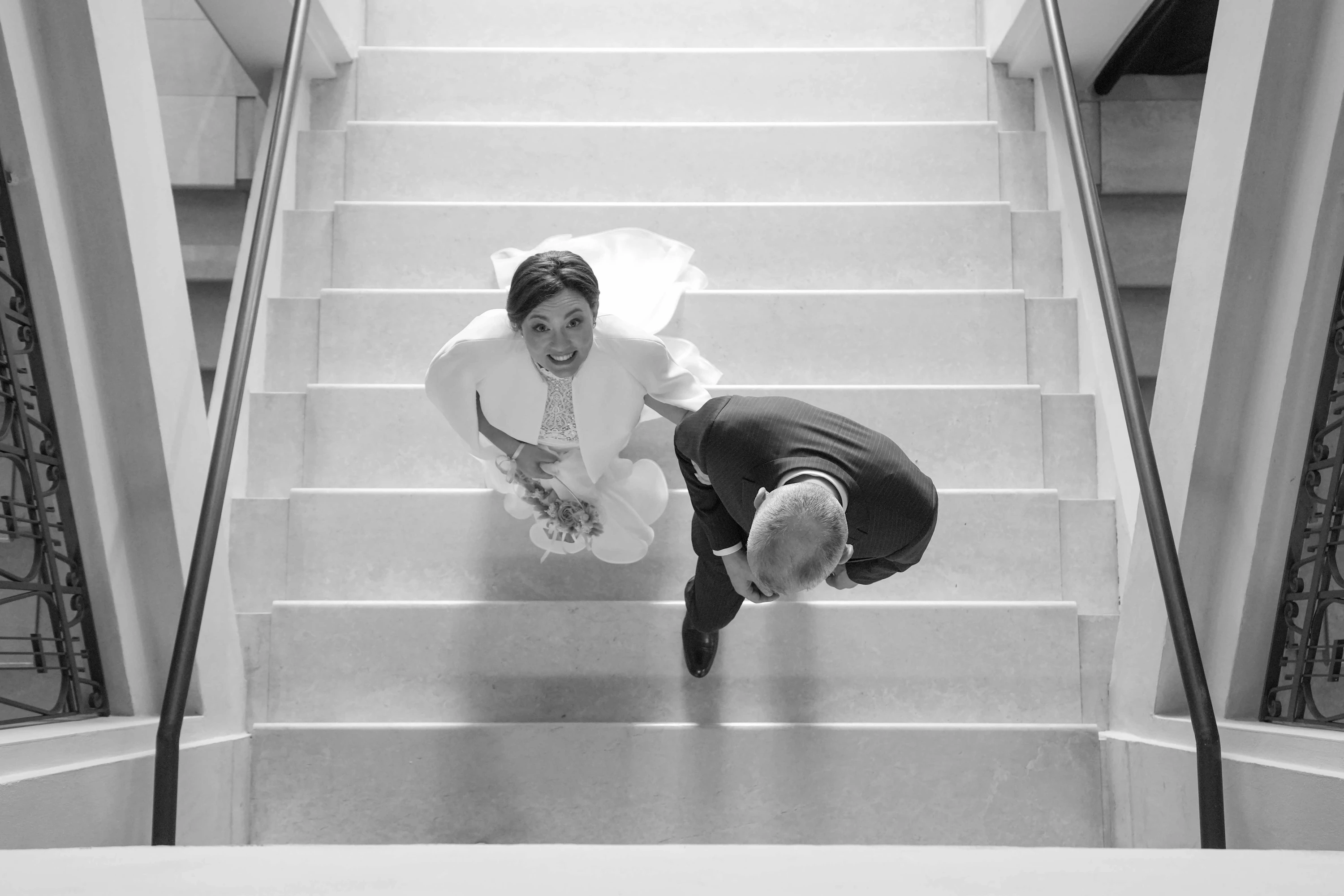 La sposa scende una scala a chiocciola, ripresa dall'alto in bianco e nero