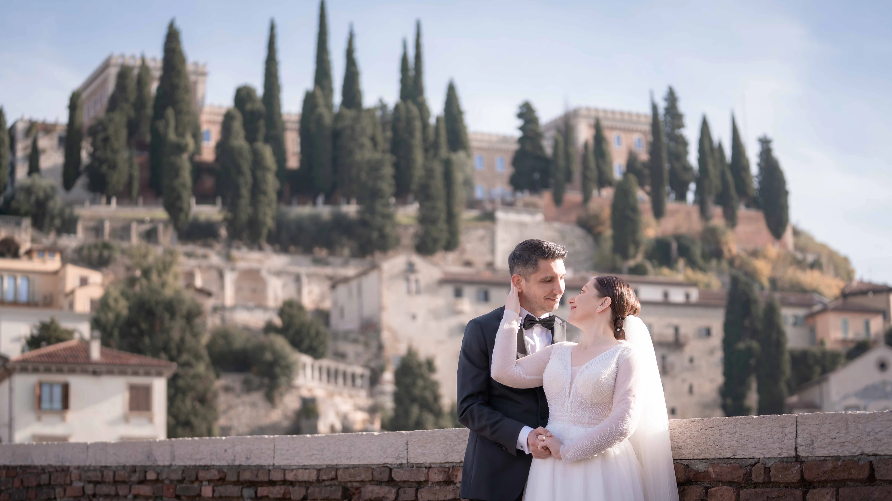 Gli sposi tra i cipressi di una villa