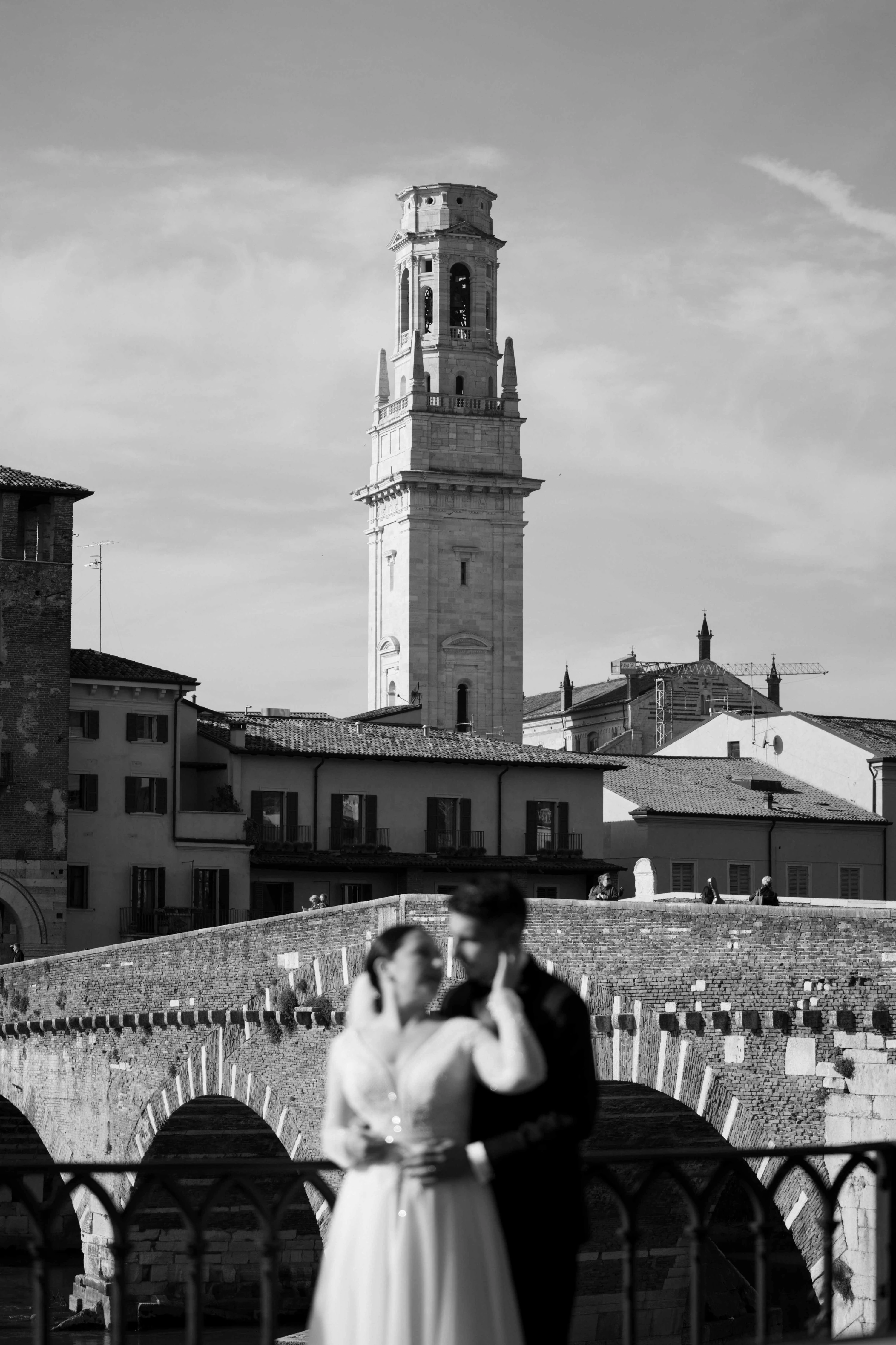Gli sposi si abbracciano davanti al Ponte Pietra, a Verona