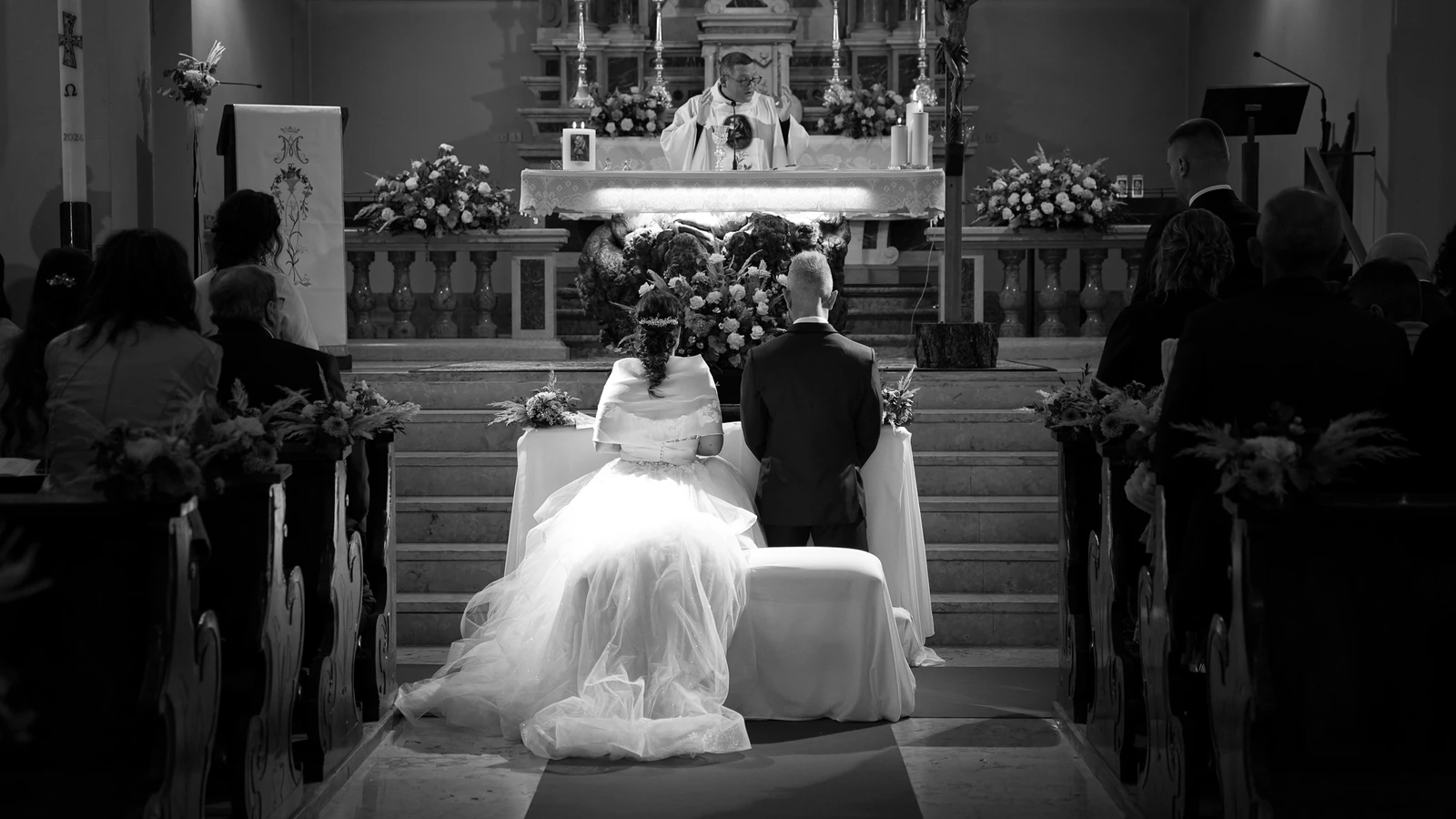Gli sposi durante la cerimonia in chiesa