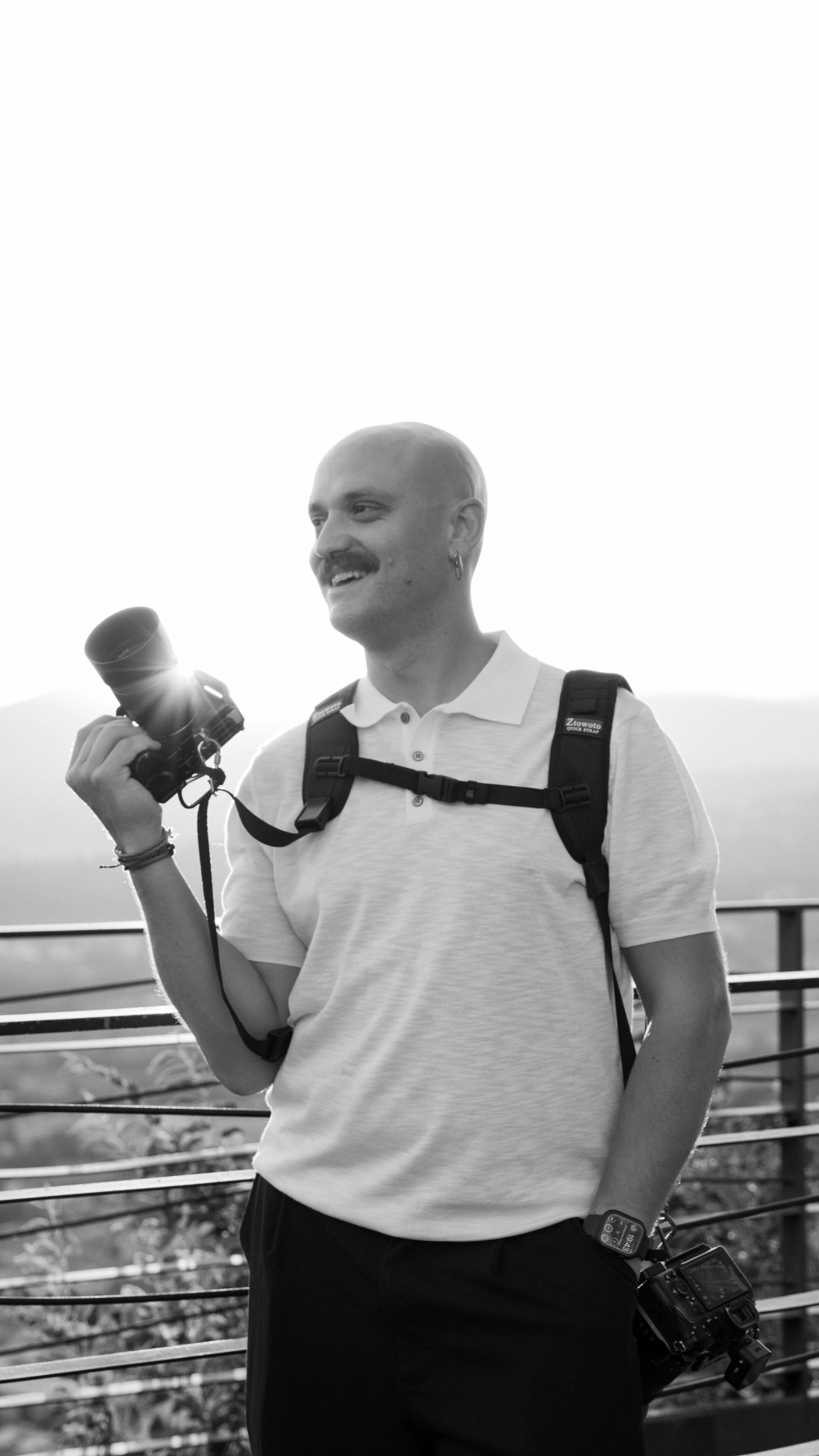 Fabio Brigato con la fotocamera, durante un matrimonio